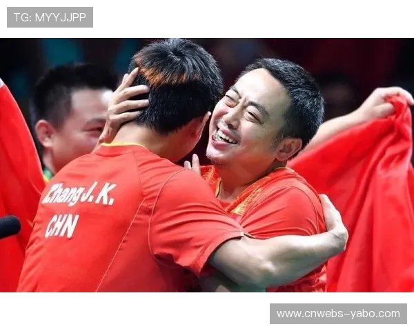 场边球童快速丢球助反击，教练席鼓掌认可